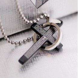 Pendentif Croix Classique En Titane Noir Pour Homme Avec La Sainte Bible