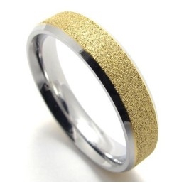 Bague En Titane Aux Couleurs Délicates Et Durables