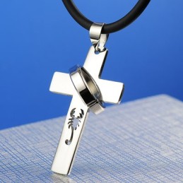 Collier Pendentif Croix En Titane Le Roi Scorpion