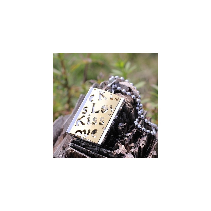 Collier Pendentif En Titane Avec Inscription « Kiss Love » Pour Votre Petit Ami Collier Pendentif En Titane Avec Inscription « Kiss Love » Pour Votre Petit Ami
