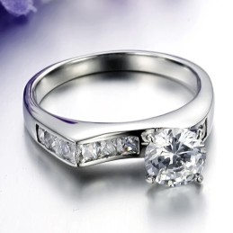 Bague En Titane Pour Femme De Qualité Stable Avec Strass