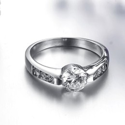 Bague En Titane Pour Femme De Qualité Stable Avec Strass