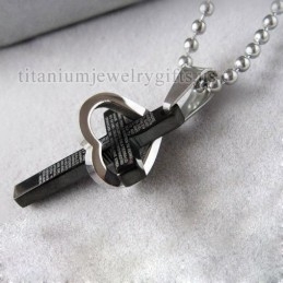 Collier Avec Pendentif En Acier Titane Noir Et Croix En Forme De Cœur Pour Homme Cool (Neuf)