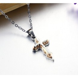 Collier En Titane Avec Croix Vendu Dans Le Monde Entier