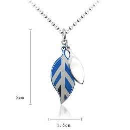 Pendentif Et Collier En Titane Bleu Feuille De Micocoulier
