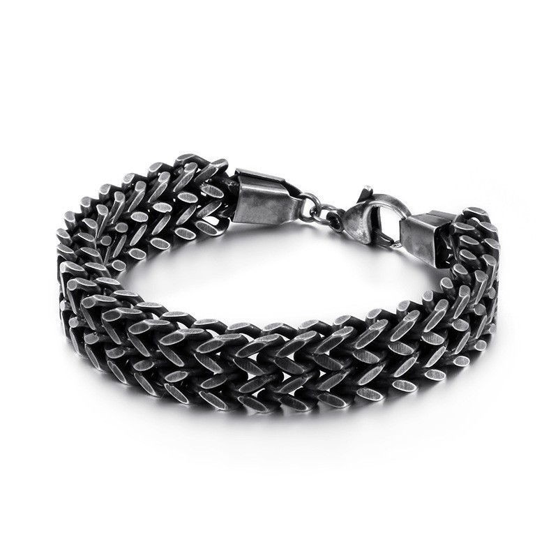 Bracelet Double Couche En Titane Avec Chaîne Overlord En Forme De V Pour Homme Bracelet Double Couche En Titane Avec Chaîne Overlord En Forme De V Pour Homme