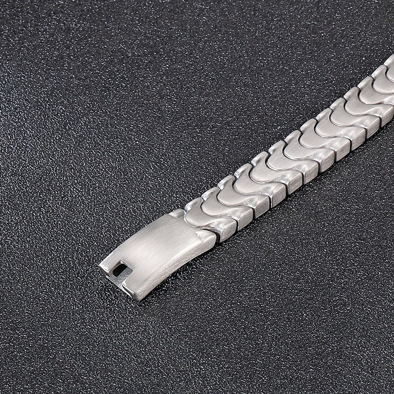 Bracelet Tendance En Titane Pour Homme Avec Surface Sablée Bracelet Tendance En Titane Pour Homme Avec Surface Sablée