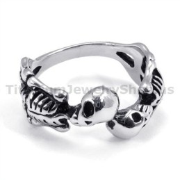 Bague En Titane Avec Tête De Mort