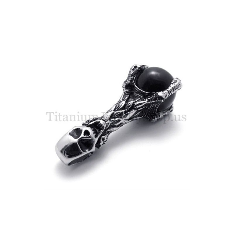 Pendentif En Titane Pur Avec Tête De Mort Tenant Une Gemme Noire Pendentif En Titane Pur Avec Tête De Mort Tenant Une Gemme Noire