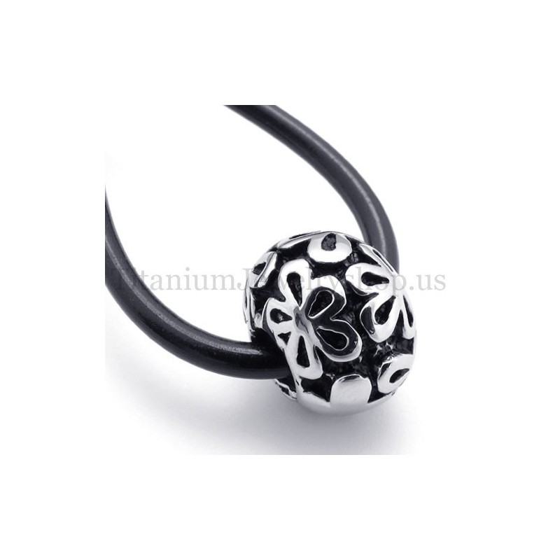 Pendentif En Titane Avec Perles Porte-Bonheur Et Fleurs Argentées Pendentif En Titane Avec Perles Porte-Bonheur Et Fleurs Argentées
