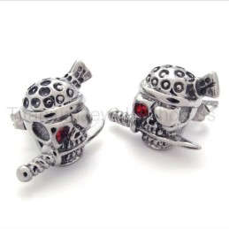 Boucles D'Oreilles En Titane Avec Épée Et Crâne Et Un Œil Rouge