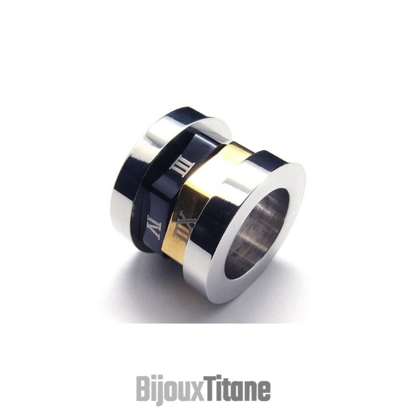 Collier Pendentif En Acier Titane Avec Numéro Romain Spinner (Chaîne Offerte) Collier Pendentif En Acier Titane Avec Numéro Romain Spinner (Chaîne Offerte)