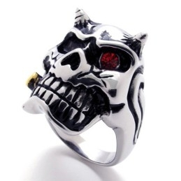 Bague En Titane Avec Tête De Mort Et Diamant Rouge